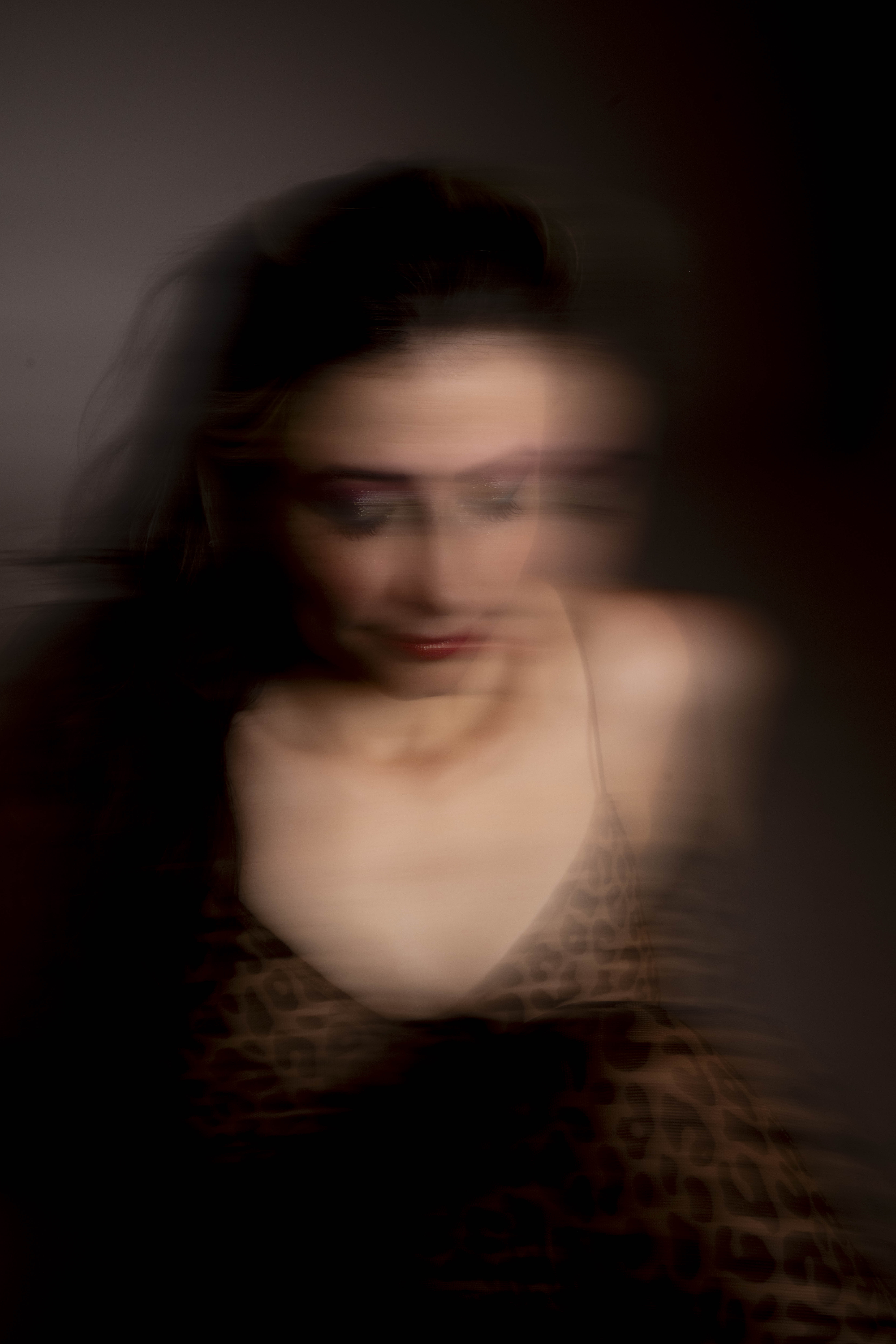 Stephanie zit met gesloten ogen en haar armen ontspannen op haar knieën.